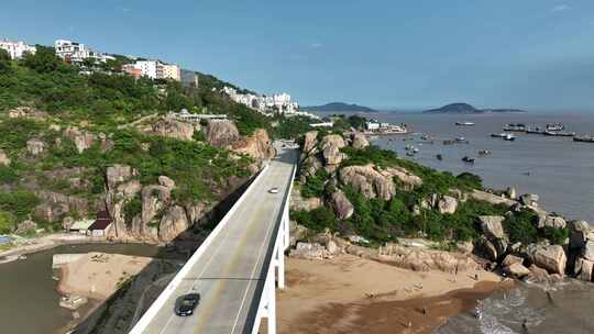 沿海公路航拍汽车行驶在海边公路福建海岸线