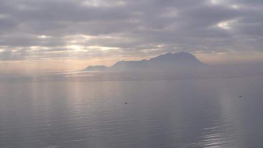 青岛黄岛区红树林度假区，冬季海上日出朝霞