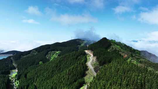 蓝天白云阳光下桂林天湖高山上的云海