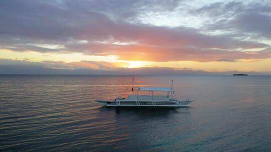 夕阳日落时海上豪华游艇