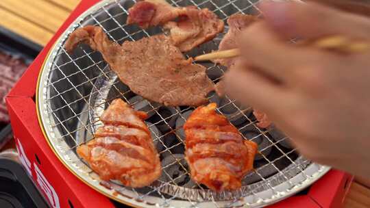 年轻人户外露营生活方式烤肉晚餐野外生存