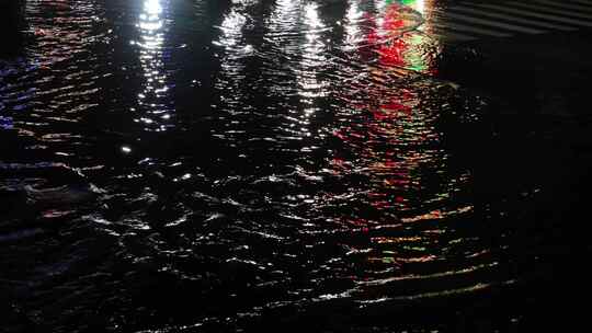 城市下雨道路积水夜间行车上摇