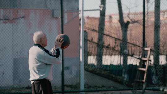 打篮球的老人