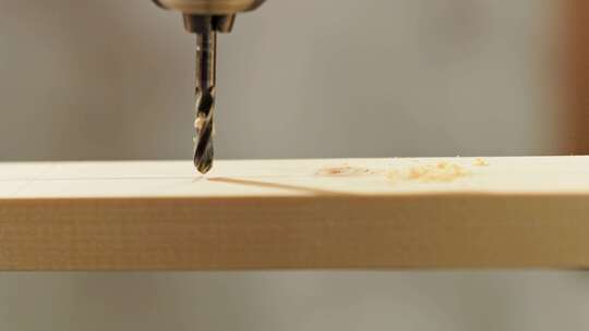 木匠用电钻在木板上钻孔视频素材模板下载