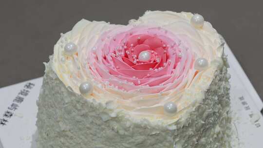 爱心形玫瑰蛋糕 情人节鲜花奶油蛋糕旋转