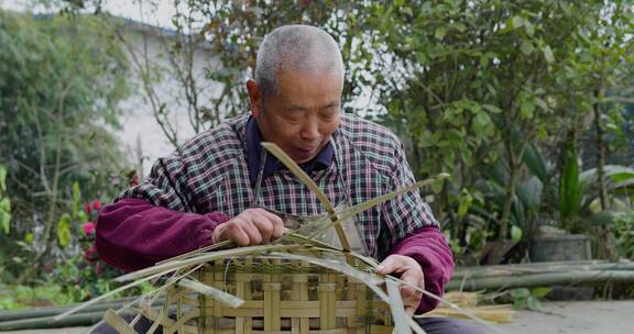 四川农村老人用竹条编制背篓传统手艺人