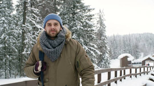 下雪天背背包在国家公园散步的人视频素材模板下载