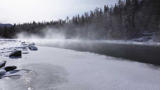 航拍新疆冬季喀纳斯神仙湾晨雾雪山森林雪景