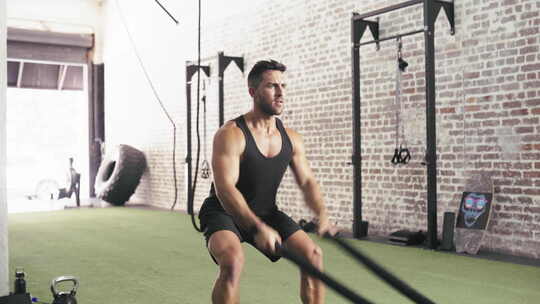 人，战斗绳索和锻炼力量，在健身房进行有氧视频素材模板下载