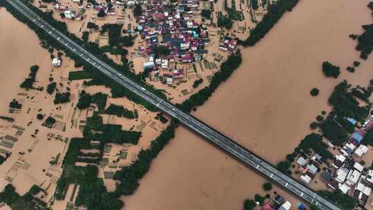 恶劣天气洪水泛滥中的桂林高速公路大桥