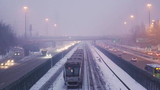 北京大雪地铁行驶