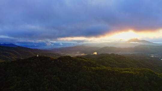 夕阳透过云层打在山川大地上