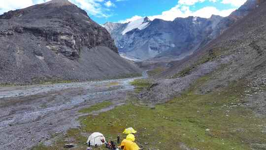 航拍攀登岷山山脉主峰雪宝顶的登山大本营