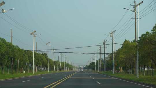 开车行驶在乡村公路驾驶第一视角车窗外风景