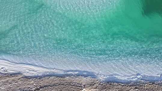 青海海西大柴旦翡翠湖湖面水波航拍视频