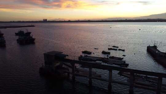 海港夕阳下停泊的渔船