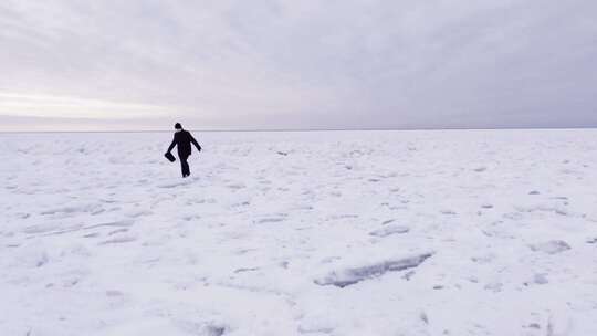 航拍在冰川湖面上的男人
