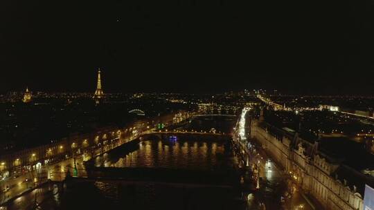 巴黎塞纳河上空的夜间航班