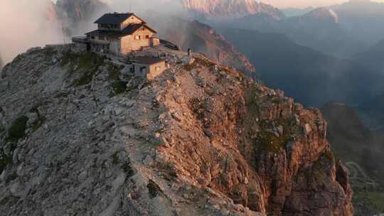 航拍山顶房屋和山脉视频素材模板下载