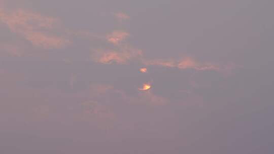天空移动的云太阳穿云日出太阳光线拨云见日