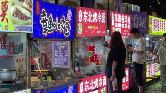 夜市小吃街章鱼小丸子串串烤冷面01