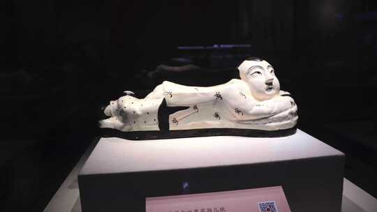 博物馆内的古代人物瓷枕