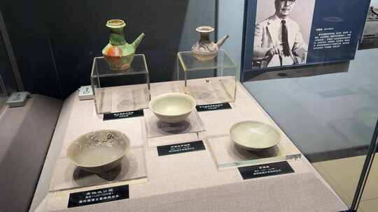 博物馆里展示的陶瓷青釉瓷器