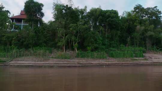 老挝 湄公河沿岸 坐船航行
