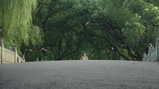 晨练日出青春美女跑步运动林荫道晨跑