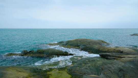 阴天海岸海边岩石礁石怪石滩