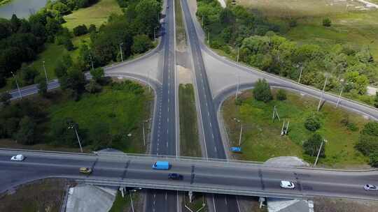 高速公路上天桥上的汽车和交通