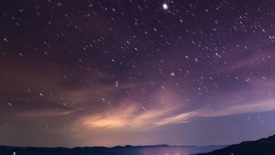 群山中美丽的夜空星空