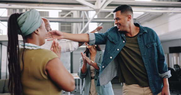 黑人，团队和握手用于商业庆祝，合作用于团