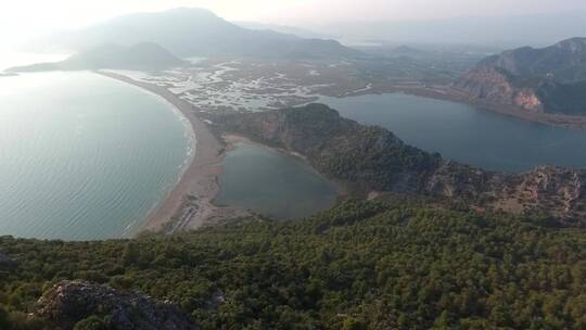 从空中俯瞰海洋_湖泊和山脉