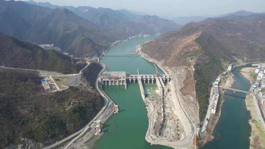 水电站大坝及周边山水鸟瞰