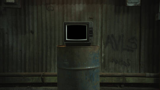 仓库环境中的老电视 (4)