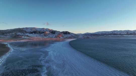 新疆博尔塔拉州博乐市赛里木湖冬季日出风光