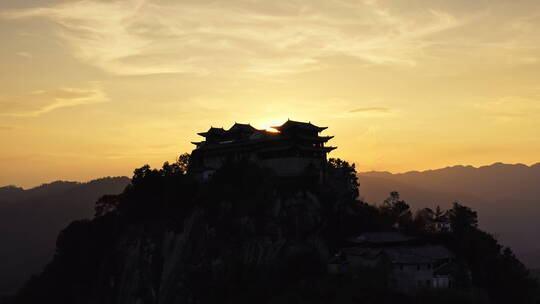 夕阳中的高山道观殿宇