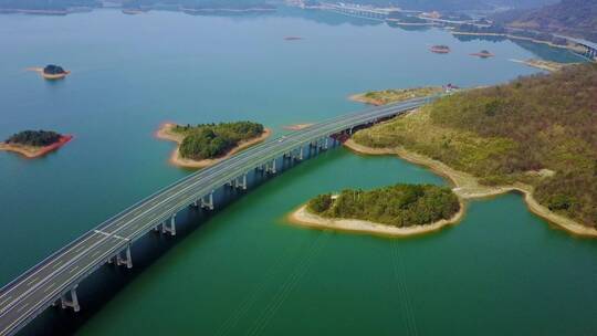 中国江西庐山西海，岛旁边的高速路