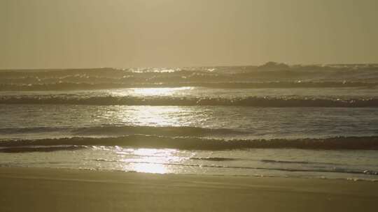 海边海浪拍打沙滩海浪花慢镜头海浪翻滚合集