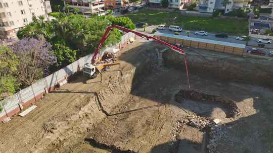 挖掘机在行动繁忙建筑工地的鸟瞰图