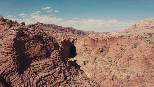 航拍的沙漠峡谷景观