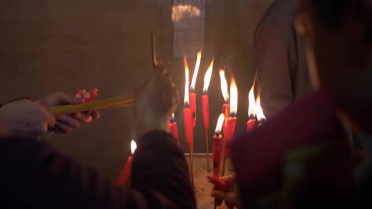 人们在文武庙点燃蜡烛