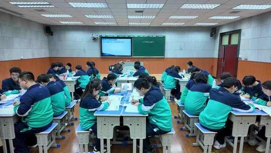 学生在课堂上学习做实验