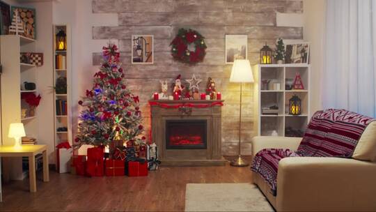 为圣诞节装饰的房间里的壁炉和圣诞树视频素材模板下载