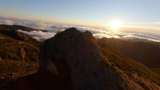 4k穿越机掠过山头拍震撼云海日出