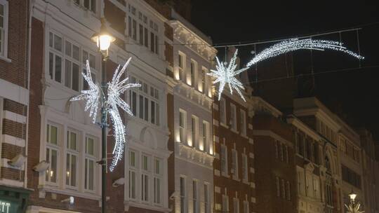 伦敦考文特花园街头的圣诞装饰彩灯特写
