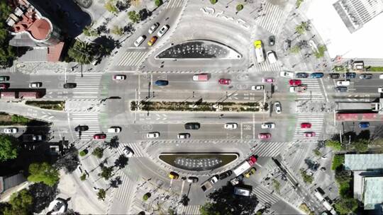 墨西哥城环形交叉路口的交通情况，汽车行驶
