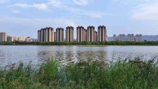 城市天际线楼房居住生态环境河流天空