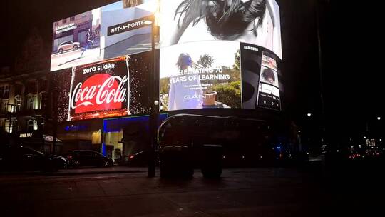 伦敦街头的广告牌视频素材模板下载